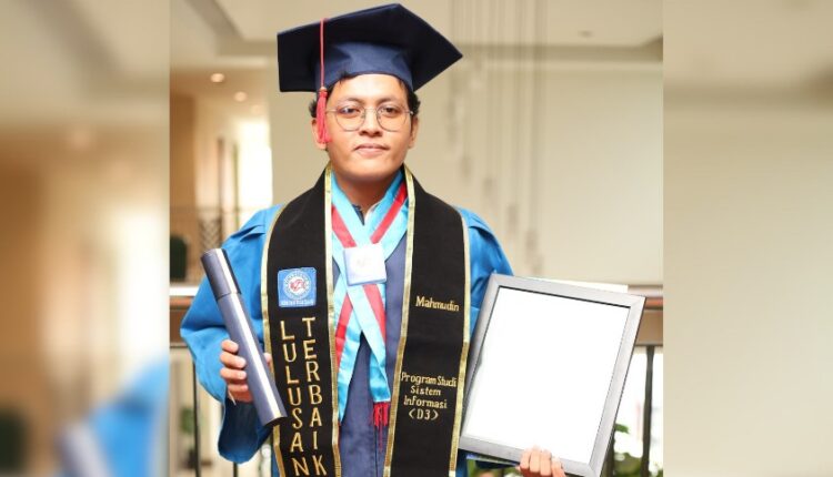 Gemilang di Organisasi Kemahasiswaan, Mahmudin Raih Predikat Wisudawan Terbaik Prodi Sistem Informasi UBSI dengan Predikat Summa Cumlaude