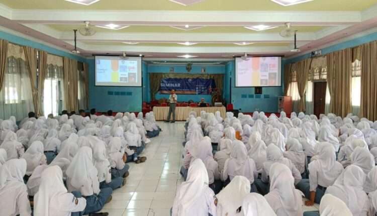 Mengungkap Rahasia Teknologi di Balik Gadget: Universitas BSI Tegal Inspirasi Pelajar di SMK Negeri 1 Slawi