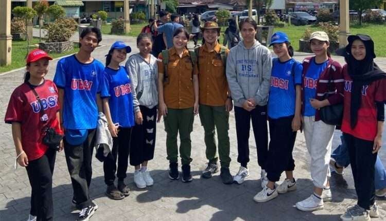 Peduli Sungai Kapuas, Komunitas Modeling Universitas BSI Kampus Pontianak Berkontribusi dalam Aksi Clean Up