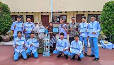 Tim Basket SMA Negeri 2 Depok Terima SK LOA Beasiswa dan Piagam Juara BSI Flash 2025 Cabor Basketball