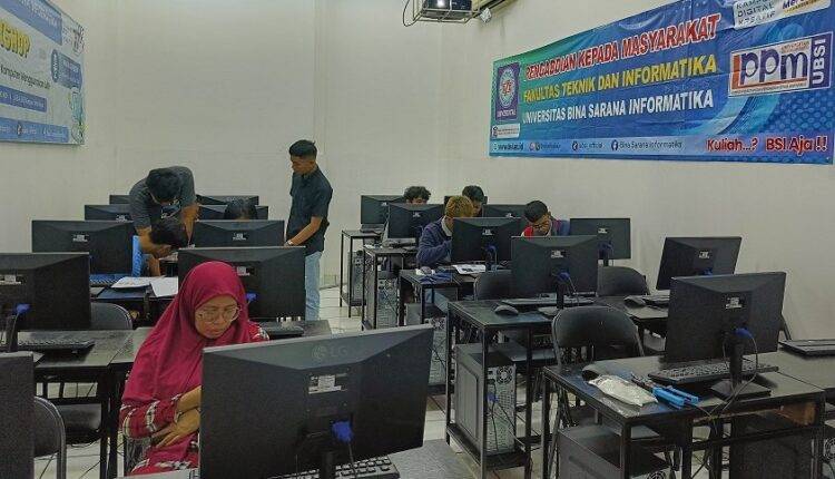 Pakai AI, Bisnis Makin Cuan! Dosen FTI Universitas BSI Latih Pemuda RW 09 Ciwaringin