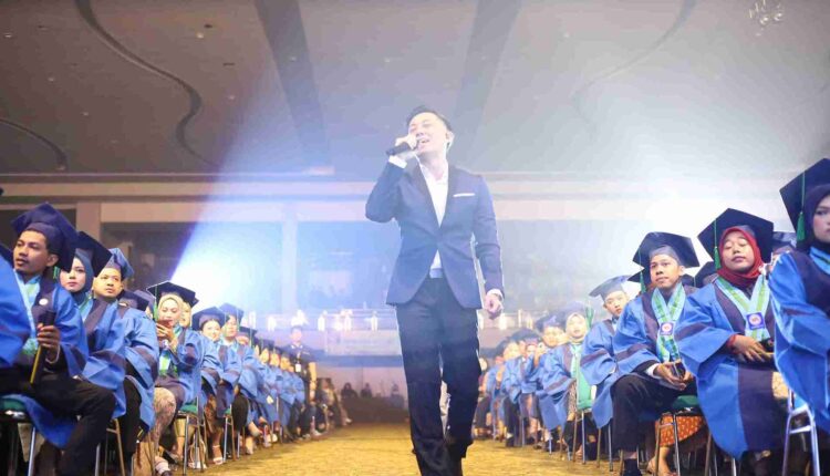 Arizki Comeback ke Panggung Wisuda UBSI, Bawa Vibes Positif dan Inspirasi!