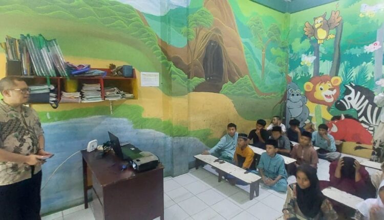 Tingkatkan Literasi Digital, Dosen UBSI Gelar Pelatihan Mengetik untuk Anak Asuh di Jakarta Barat