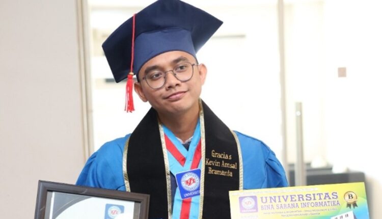 Bekerja di Sekretariat Presiden, Gracias Raih Gelar Wisudawan Terbaik UBSI ke-61