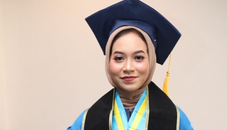 Angkat Isu Gambut Lewat Instagram, Krisma Sejati Jadi Wisudawan Terbaik UBSI 2025