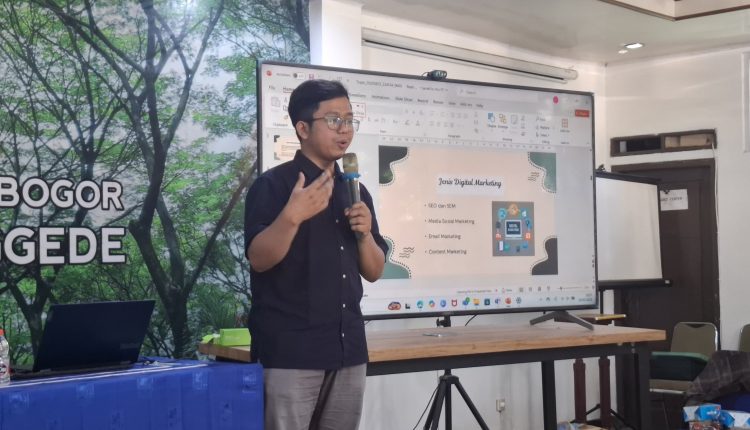 Gencarkan UMKM Go Digital, UBSI Gelar Edukasi Digital Marketing di Desa Waringin Jaya