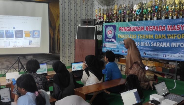 Dukung Literasi Digital, Dosen UBSI Latih Warga Tegal Parang Gunakan Canva