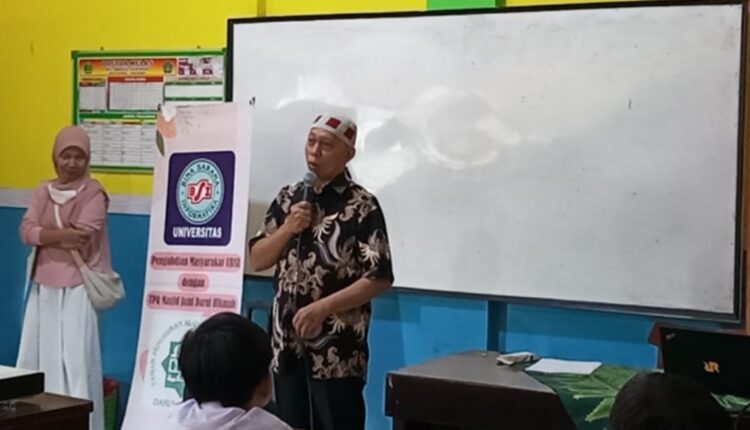 Dosen dan Mahasiswa FTI UBSI Beri Pelatihan