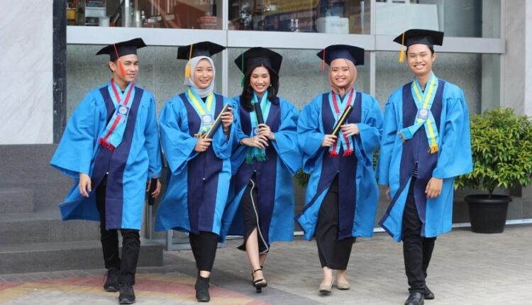Sarjana Plus: Ketika Kuliah Nggak Cuma Buat Dapet Gelar, Tapi Juga Nyari Jalan Pulang dari Keresahan