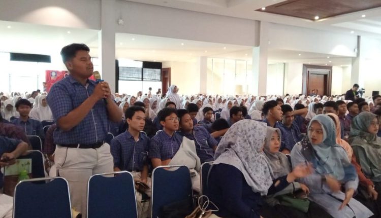 Ratusan Pertanyaan Mengalir, Pelajar Bekasi Tunjukkan Semangat Belajar AI di Workshop UBSI