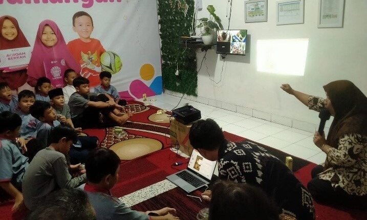 Dosen UBSI Ajak Anak-Anak Panti Yatim Rawamangun Melek Finansial Sejak Dini
