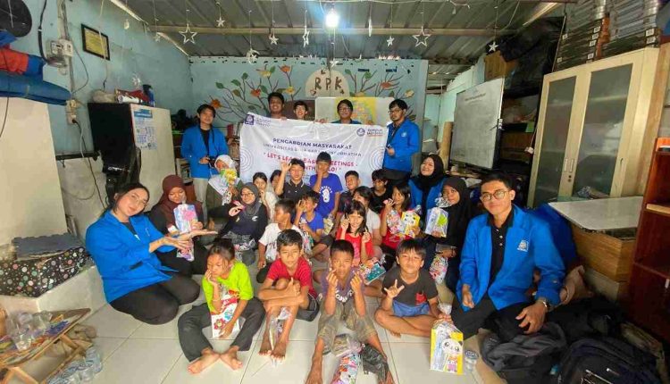 Dosen UBSI Dampingi Mahasiswa Kenalkan Bahasa Inggris Dasar untuk Anak-anak Kampung Pemulung