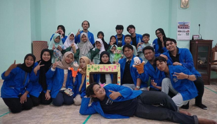 Mahasiswa UBSI Kampus Jakarta memberikan edukasi Rukun Iman kepada anak-anak di TPA Baitul Mansurin.