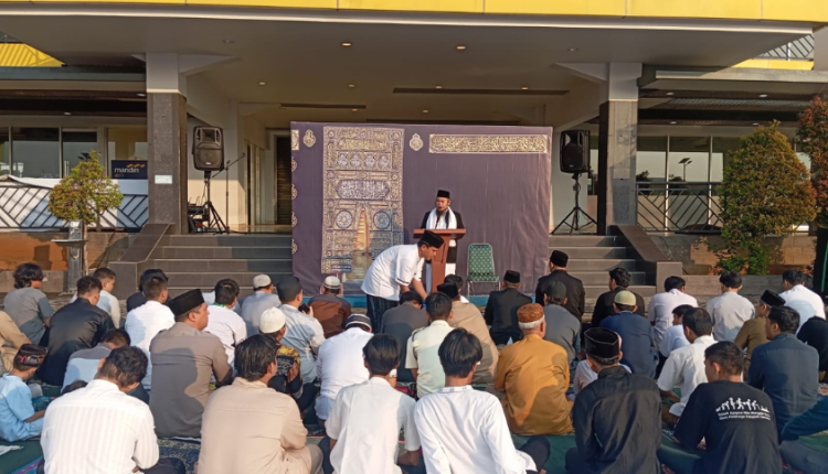 Jamaah memenuhi area parkir UBSI Kaliabang saat Sholat Idul Adha 1446 H berlangsung, Jumat, 6 Juni 2025.