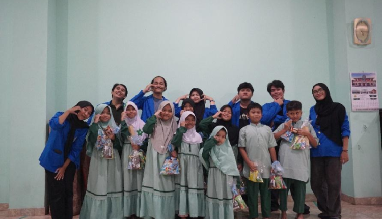 Mahasiswa UBSI Kampus Digital Kreatif memberikan edukasi Rukun Iman kepada anak-anak di TPA Baitul Manshurin Cibinon.