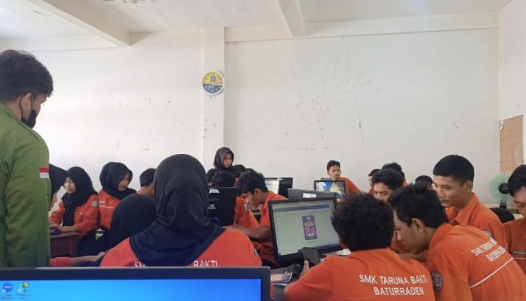 Kolaborasi Kreatif! Dosen UBSI Dampingi Siswa SMK Taruna Bakti Rancang Media Promosi Sekolah Lewat Desain Digital