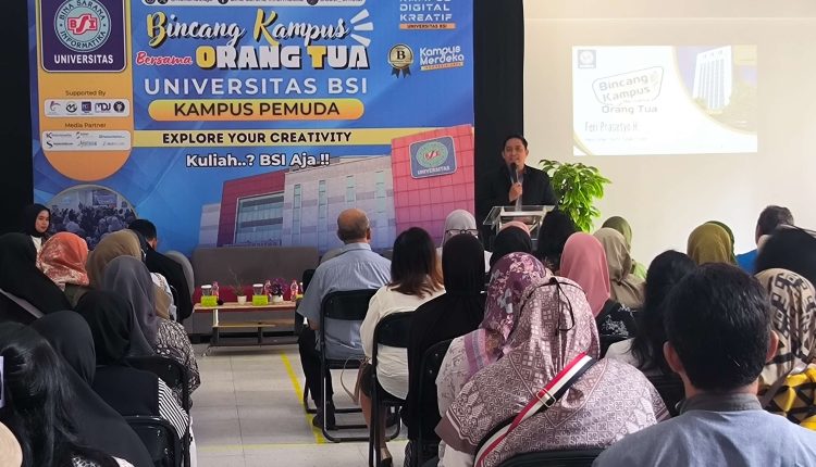Bincang Kampus Bersama Orang Tua UBSI, Orang tua menghadiri sesi Bincang Kampus UBSI 2023 di aula kampus.