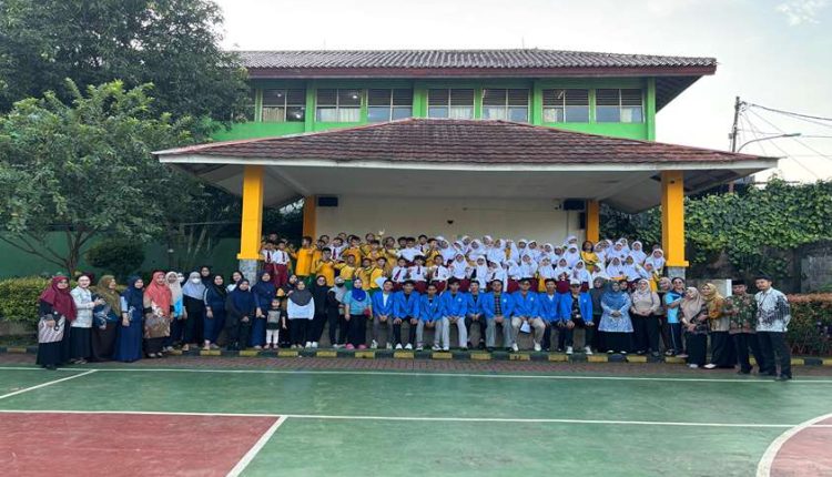 Mahasiswa UBSI Kampus Margonda Tanamkan Nilai "Kebersihan Sebagian dari Iman" di SDN Cibubur 10