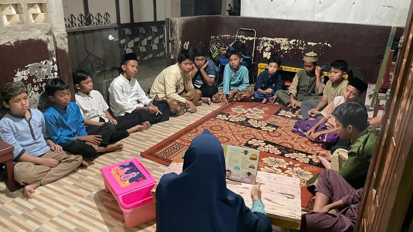 Suasana pembelajaran bersama para santri TPQ Muthia Al-khansa.