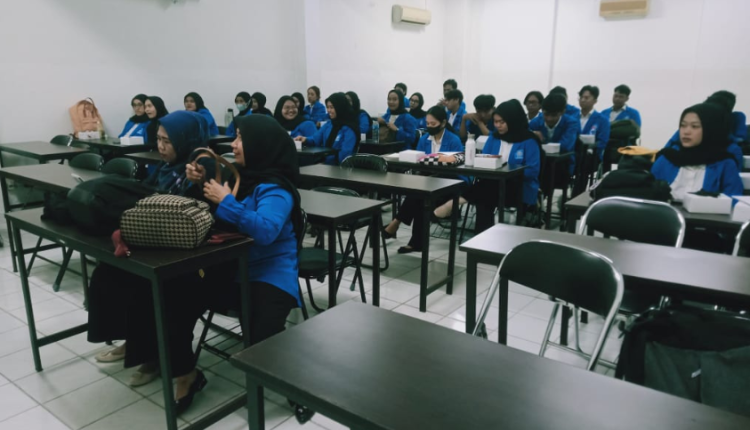 Mahasiswa UBSI melakukan uji kompetensi riset pasar untuk melatih kemampuan analisis data.