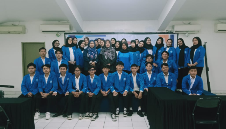 Mahasiswa UBSI bekerja sama dalam uji kompetensi lapangan untuk mengasah pembelajaran kolaboratif.