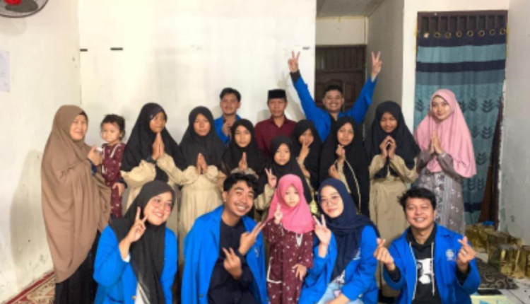 Foto kebersamaan antara mahasiswa UBSI dan anak-anak yatim piatu usai kegiatan santunan.
