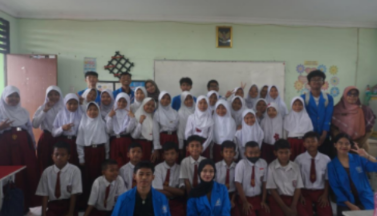 Mahasiswa UBSI Kaliabang berfoto bersama siswa SDN Kali Baru III usai kegiatan pengabdian masyarakat bertema gotong royong.