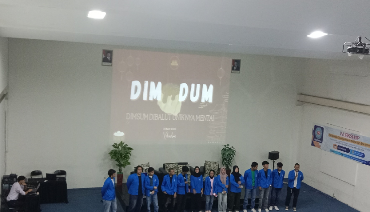 Mahasiswa Ilmu Komunikasi UBSI Cengkareng mempresentasikan proyek kampanye digital 'DIM DUM' di depan dosen dan peserta workshop di Aula Kampus.