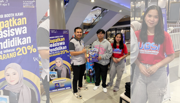 Tim UBSI Cengkareng berfoto bersama orang tua dan calon mahasiswa di booth informasi kampus dalam kegiatan open booth di Ciplaz Cengkareng, 21–22 Juni 2025.