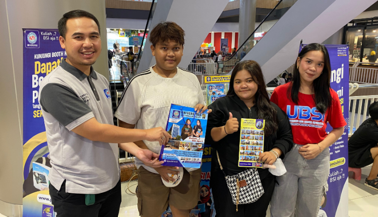 Foto bersama tim UBSI Cengkareng dengan siswa SMK yang mendaftar langsung di booth pada kegiatan Open Booth di Ciplaz Cengkareng, menunjukkan antusiasme peserta terhadap promo potongan biaya kuliah dan layanan konsultasi jurusan.