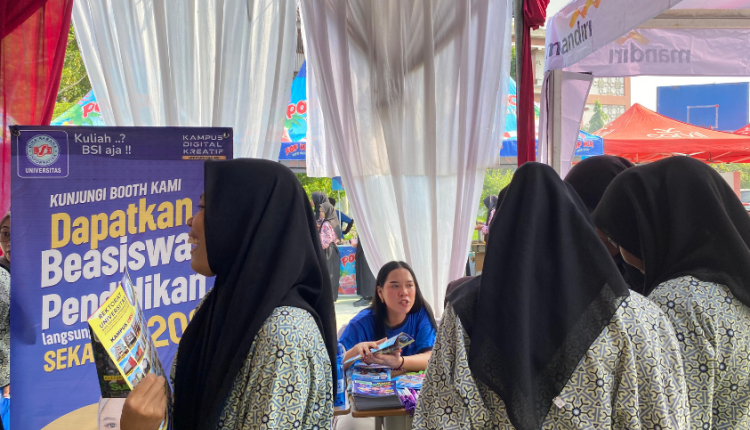 Tim UBSI Cengkareng berinteraksi dengan siswa SMKN 72 Jakarta di booth kampus saat Edufair, sambil menampilkan QR code media sosial dan konten digital promosi perkuliahan.