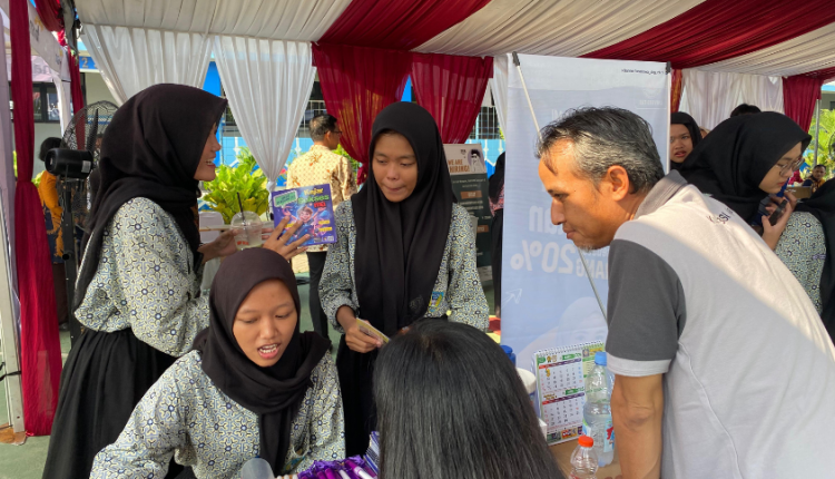 Siswa SMKN 72 Jakarta sedang berkonsultasi dengan tim UBSI kampus Cengkareng di area pendaftaran booth Edufair, mencari informasi seputar jalur masuk dan potongan biaya kuliah dari Kampus Digital Kreatif.