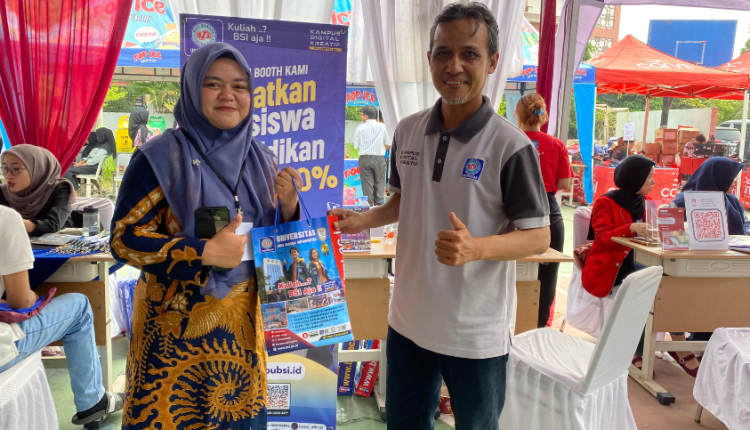 Tim UBSI kampus Cengkareng berfoto bersama guru SMKN 72 Jakarta usai kegiatan edufair, mempererat kolaborasi dalam mendukung kesiapan siswa melanjutkan pendidikan ke perguruan tinggi.
