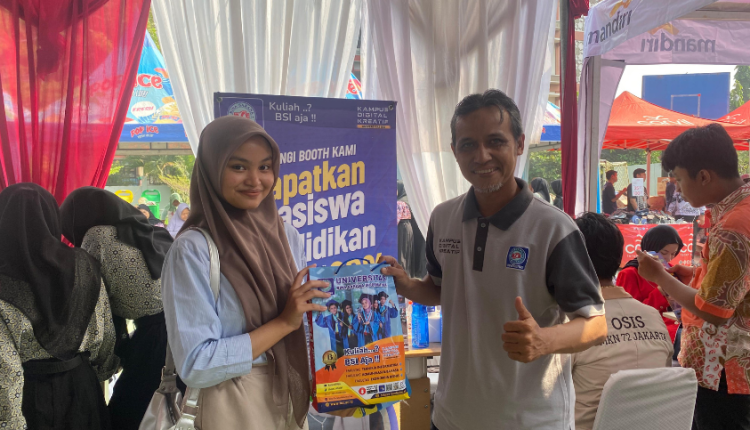 Tim UBSI Kampus Cengkareng berfoto bersama salah satu siswa SMKN 72 Jakarta usai sesi tanya jawab seputar dunia perkuliahan digital dalam kegiatan Edufair 2025.