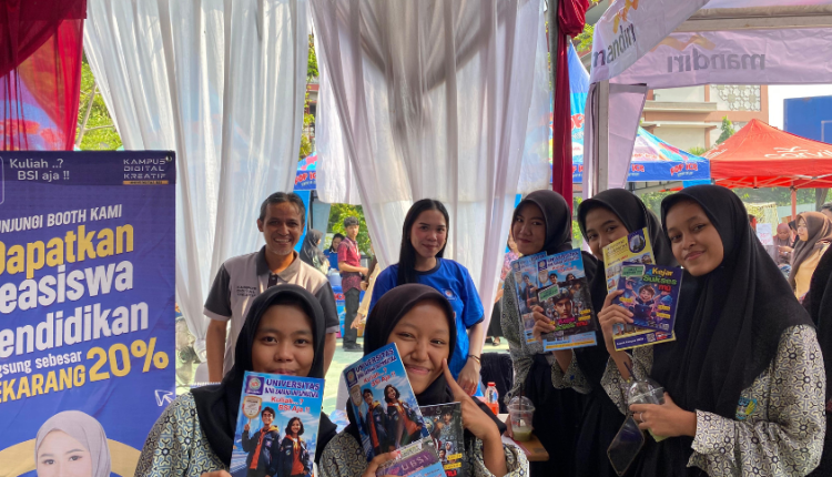 Siswa SMKN 72 Jakarta mengunjungi stan UBSI Kampus Cengkareng seputar perkuliahan serta program beasiswa dalam kegiatan Edufair 2025.