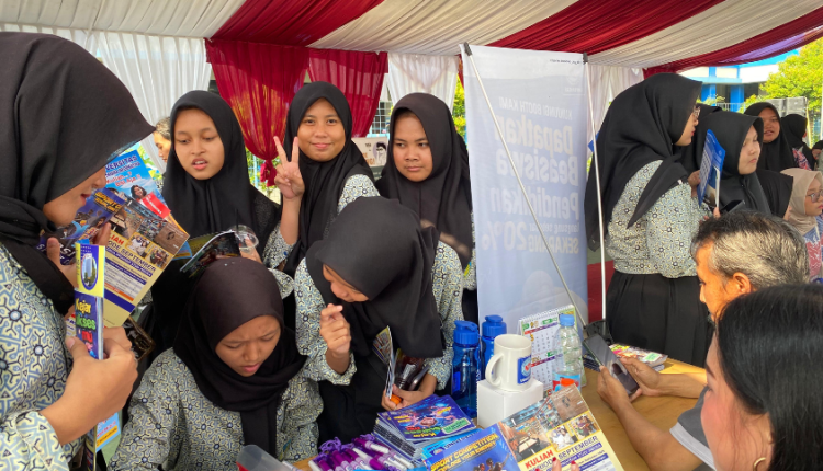 iswa SMKN 72 Jakarta mendatangi booth UBSI Kampus Cengkareng dan berdiskusi langsung dengan tim kampus dalam kegiatan Edufair 2025.