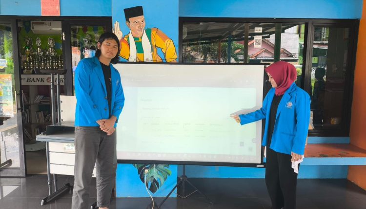 Mahasiswa UBSI menyerahkan sistem inventaris digital kepada pengelola RPTRA Cibubur Berseri