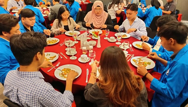 Elegan di Meja, Profesional di Dunia Kerja: Ilkom UBSI Gelar Table Manner di Hotel