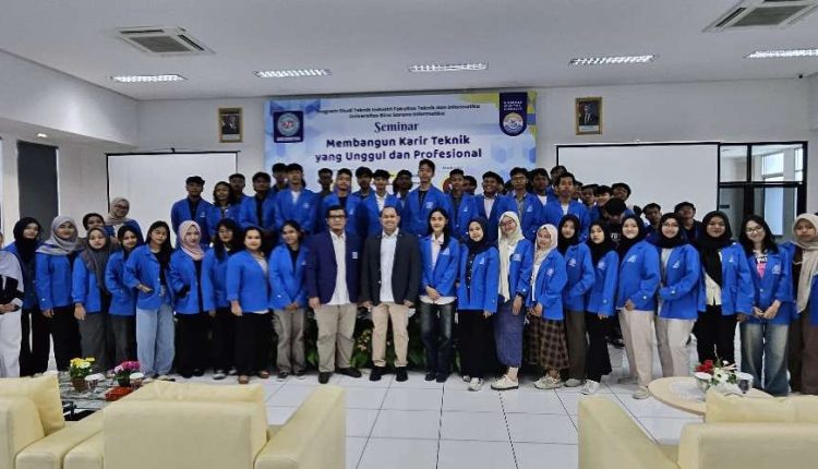 Foto bersama peserta seminar Teknik Industri UBSI bersama narasumber dan dosen dalam acara bertajuk “Membangun Karir Teknik yang Unggul”, 14 Juli 2025 di Aula UBSI.
