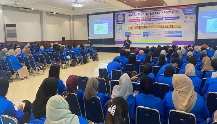Peserta seminar dari Program Studi Manajemen UBSI sedang menyimak pemaparan materi di Aula Kampus UBSI Jatiwaringin dalam kegiatan Seminar Career Development bertema “Level Up Skill and Growth Mindset”.