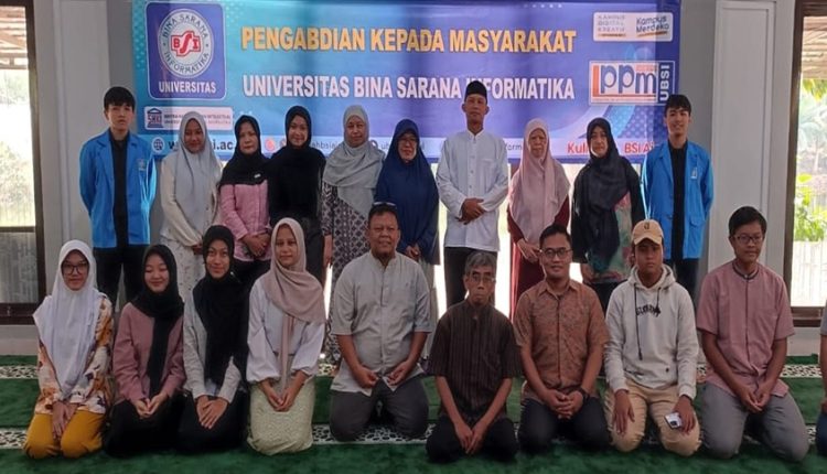 Dosen UBSI Latih Warga DKM Al Ikhwan Mendesain Poster dan Banner Lewat Canva