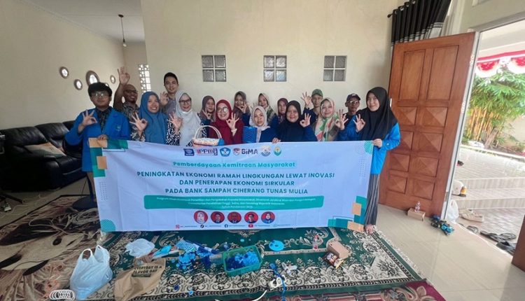 Kreativitas Ramah Lingkungan: Pelatihan Handicraft dari Sampah Plastik Bersama Bank Sampah Tunas Mulia Ciherang