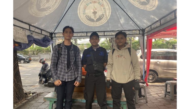 Mahasiswa UBSI Tebar Aksi Cinta Tanah Air Lewat Bersih-Bersih Taman Suropati