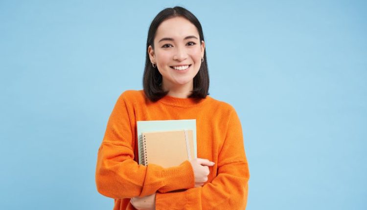 Meriahkan 80 Tahun RI, UBSI Bagi-Bagi Jaket Varsity Keren Kolaborasi Bareng Dagadu!