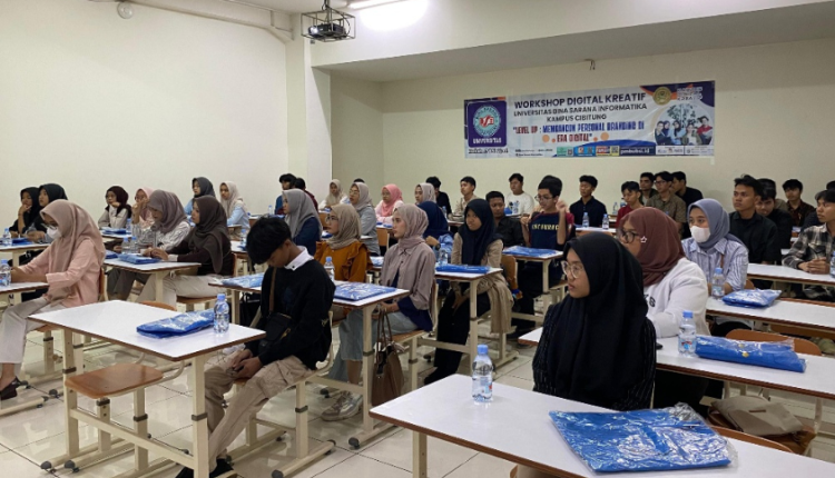Mahasiswa baru UBSI Kampus Cibitung mengikuti Workshop Digital Kreatif 2025