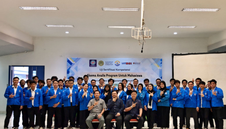 Foto bersama mahasiswa peserta uji sertifikasi Analis Programer dengan tim asesor di UBSI Kampus Kaliabang.