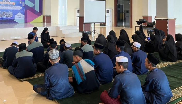 Para remaja Mushollah Al-Hidayah mengikuti pelatihan pemanfaatan media sosial dengan antusias