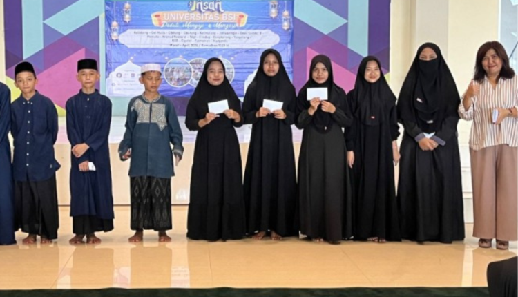 Foto bersama dosen UBSI dengan remaja peserta pelatihan media sosial di Yayasan Al-Hidayah, Bekasi.