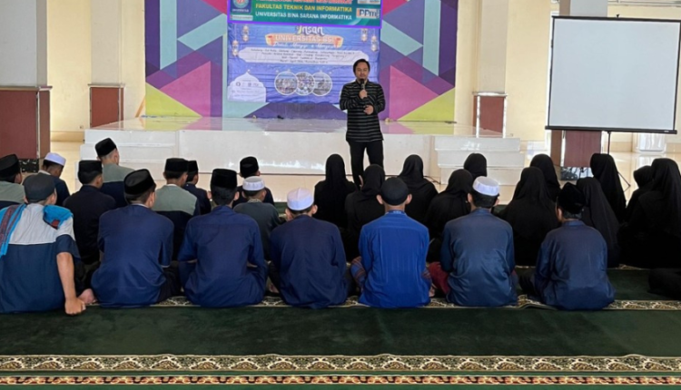 Suasana pelatihan literasi digital oleh dosen UBSI Kampus Kaliabang untuk remaja Mushollah Al-Hidayah.