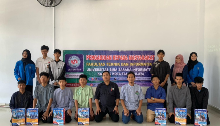 Foto bersama tim dosen dan mahasiswa UBSI Kampus Tasikmalaya dengan perwakilan Rumah Yatim Indonesia usai pelatihan dan pemberian santunan.